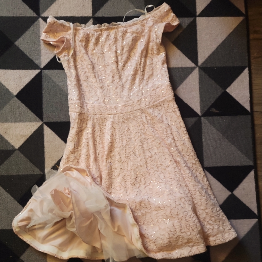 Full tull skirted dress. Worn once for a wedding. Strechy and breathable.
